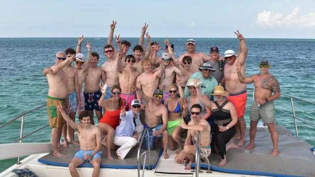Užijte si 3 hodiny ve VIP Yacht Party Cruise s otevřeným barem — Guided tour and outdoor activity