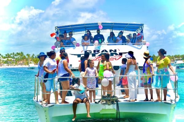 Punta Cana: Cana Cana: Juhlavene, jossa on avoin baari ja snorklausta